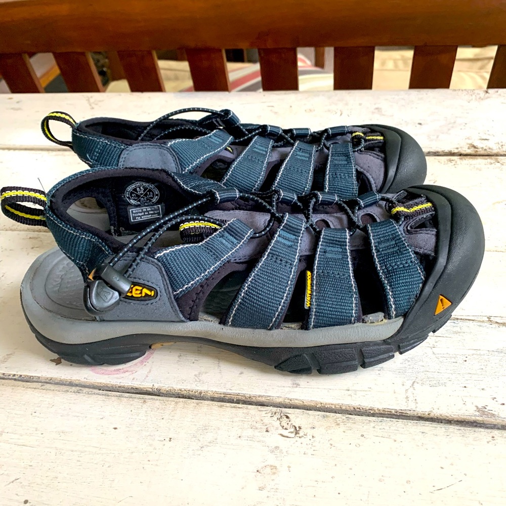 Mens size 8.5 Keen sandals